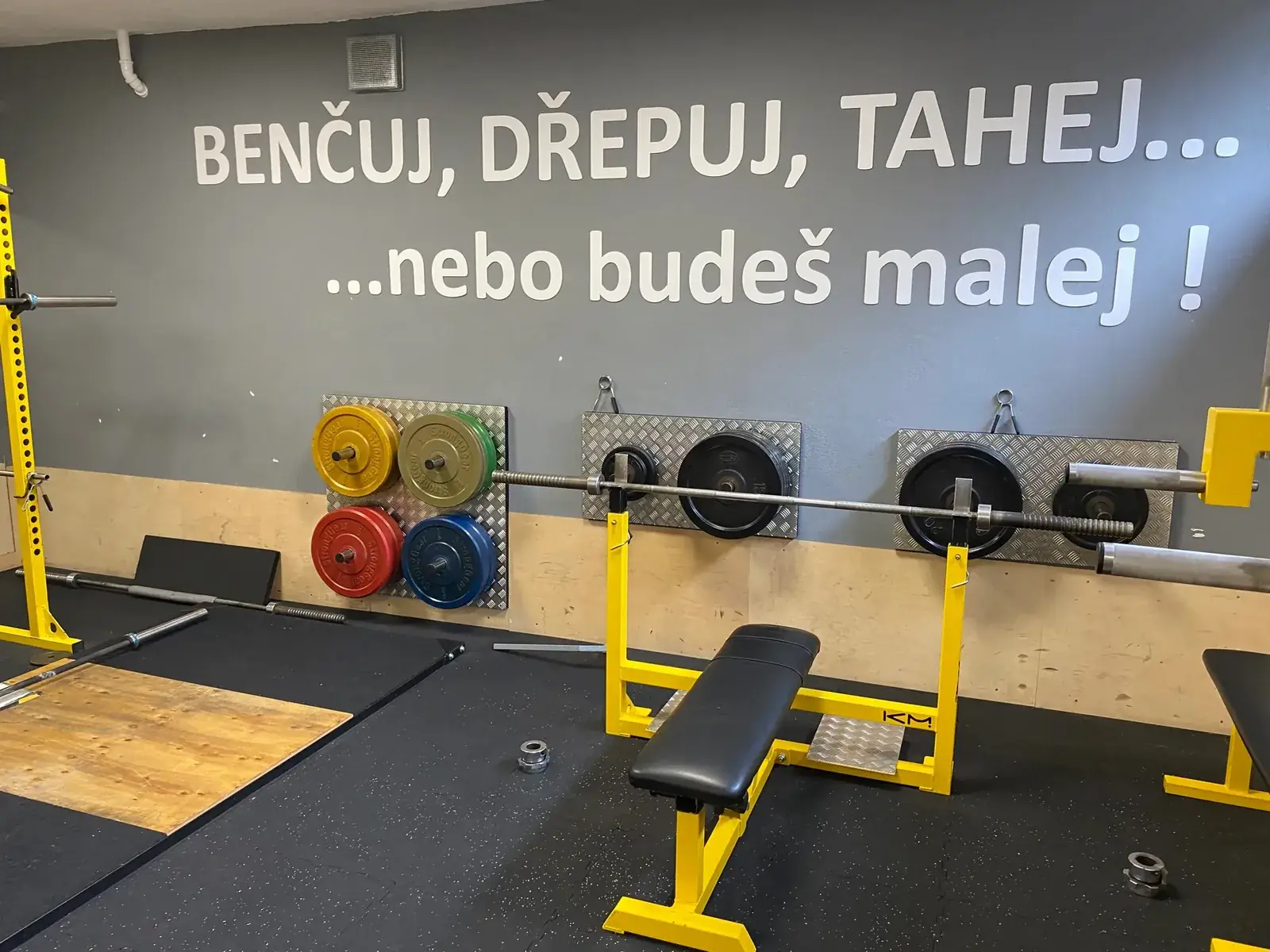 Zóna volných vah Klub Lesná